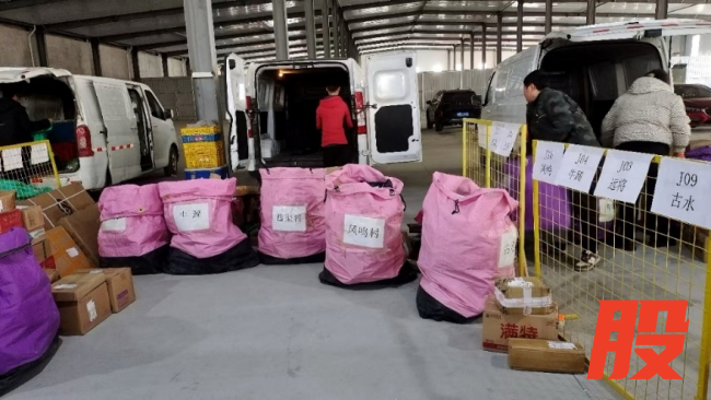 ▲拼多多“免费送货入村”服务落地扶风县,并依托县级物流共配中心建起了进村快递中转仓。王菲菲|摄